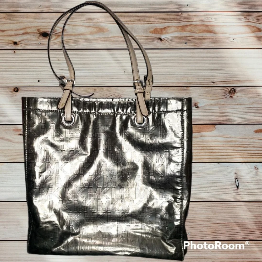 MICHAEL KORS Metallic Pewter Mirror Logo PVC & Leather North South Jet Set Tote - Picture 2 of 16